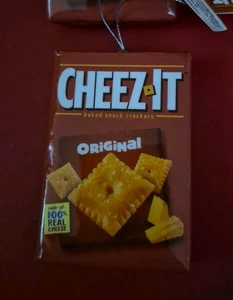CHEEZ-IT Snack Crackers Neuheit Decoupage Weihnachtsschmuck von Ruz NEU  - Bild 1 von 3