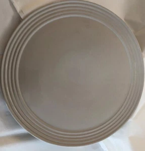 The Pampered Chef #1318 New Traditions 13,5 Zoll runde Steinzeugplatte - Bild 1 von 2