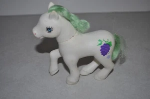Hasbro My Little Pony Gi-Go Wonder Einhorn Figur mit Traube weiß mit grünen Haaren - Bild 1 von 5