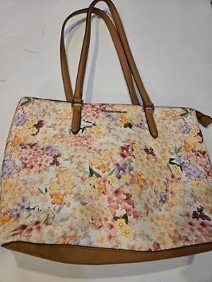 Este bolso de hombro Dana Buchman funcionalidad con su color tostado y floral. Foto 1 de 4