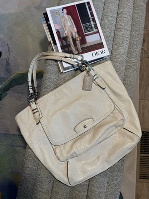 Bolso de mano Coach 2017 Kristin brillante de cuero marfil East West Hobo Foto 1 de 4