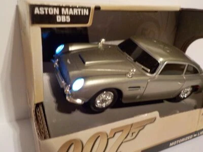 SKYFALL  JAMES BOND 007 ASTON MARTIN DB5 MOTORISED LIGHTS & SOUNDS NEW! - Image 1 of 4