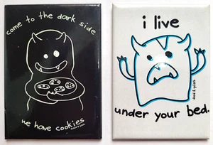 MONSTERS UNDER BED WITH COOKIES Kühlschrankmagnet 2tlg Set Film Kühlschrank - Bild 1 von 1