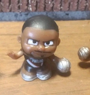 Figura Damian Lillard Portland Trail Blazers Serie Plata 2024 NBA TeenyMates Foto 1 de 3