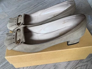Tod’s Tabaco Bronceado Nubuck Oro Seguridad Pin Embellecido Bombas Talla 38 Tacones 3cm - Imagen 1 de 9