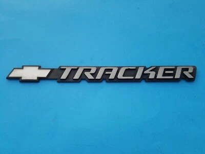 99 00 01 02 03 04 CHEVROLET TRACKER EMBLEMA TRASERO LATERAL LOGOTIPO INSIGNIA USADO OEM (2003) Foto 1 de 3