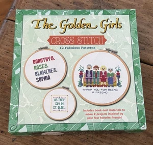 THE GOLDEN GIRLS Kit punto croce in scatola con libro e materiali per 2 progetti NUOVO - Foto 1 di 9