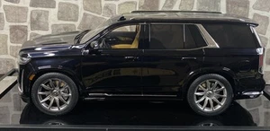 1/18 Motorhelix Cadillac Escalade 2022 in schwarz auf Carbon Base 158/299 - Bild 1 von 16