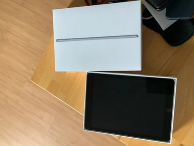 Apple iPad 6. Gen 128GB, Wi-Fi, 9,7 Zoll - Silber schwarz  TOP - Bild 1 von 4