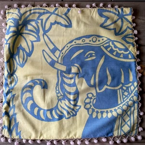 Funda de almohada marca Globe-In elefante comercio justo pompones 18" - Imagen 1 de 6
