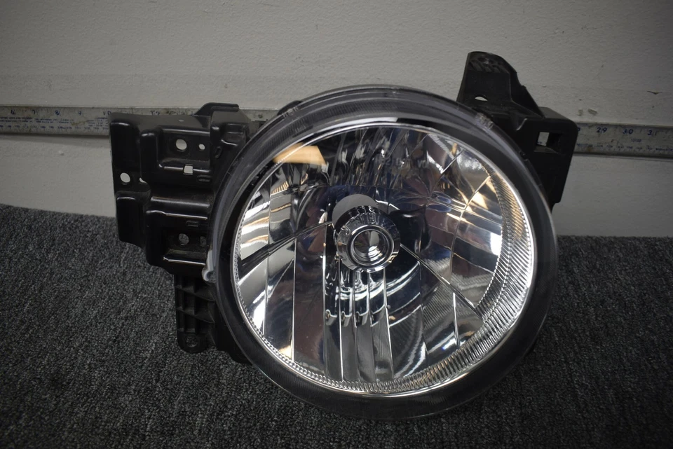 2007-2010 TOYOTA FJ CRUISER RIGHT SIDE HEADLIGHT FACTORY OEM - Image 1 of 4