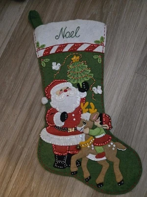 Meia de Natal Bucilla aplique de feltro acabamento Papai Noel e renas - Imagem 1 de 2