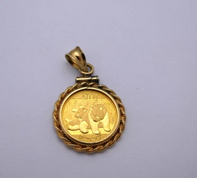 Moneda de 5 yuanes panda de oro de 0,999 de China 2010 de 1/20 oz en bisel de oro sobre plata. V445 Foto 1 de 2