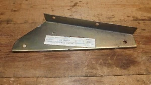GENUINE LAND ROVER DEFENDER RIGHT HAND FRONT MUDFLAP BRACKET MTC3000 - Picture 1 of 2