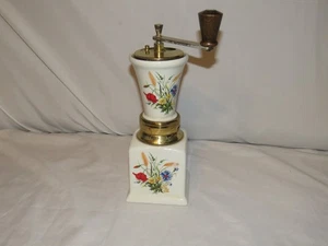 Molinillo de café manual vintage con detalles de cerámica y latón hecho en Italia - Imagen 1 de 3