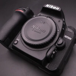 Cuerpo de cámara Nikon D7500 DSLR excelente estado como nuevo | conteo de obturadores 1980 | Japón - Imagen 1 de 12