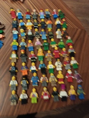 Lot 64 Figurines Minifigures LEGO N 1 - Photo 1/4