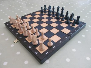 VINTAGE WOODEN TRAVEL CHESS SET COMPLETE WITH A FOLDING BOARD / BOX 46mm KING - Picture 1 of 7