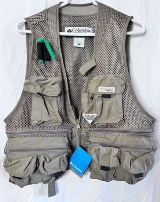 NUEVO CON ETIQUETAS Columbia PFG Hombre’s Chaleco de Pesca Mediano Caqui Multi-Bolsillo Utilitario Cremallera Frontal Foto 1 de 4