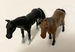 Lote De 2 Estatuillas De Caballo De Colección 1995 Mattel Standardbred Y Pura Sangre - Imagen 1 de 8
