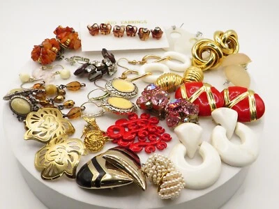 LOTE DE 42 PEÇAS DE BRINCOS VINTAGE - CLIPE, PINO, PENDENTE - 21 PARES** - Imagem 1 de 4