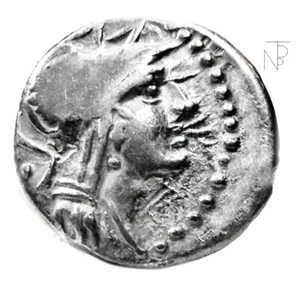 Ancient Rome Republic (JUNIA) Denario Roma-la Vittoria - Picture 1 of 8