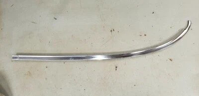 Dodge Charger 1969 moldura parabrisas delantero moldura inferior izquierda acero inoxidable fotos de stock Foto 1 de 4