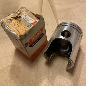 Genuine Yamaha RD250 Piston 1st Over 0.25 2R8-11635-00 NOS - Picture 1 of 4