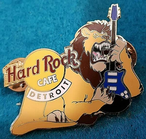 DETROIT ROARING LION TOCANDO UNA GUITARRA AZUL 2003 Hard Rock Café PIN LE - Imagen 1 de 1