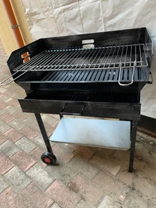 BARBECUE DA GIARDINO IN FERRO ARTIGIANALE PER LEGNA CON GRIGLIA E RUOTE 50x38 cm - Foto 1 di 8