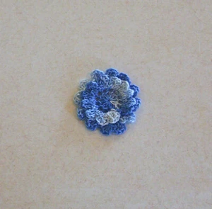 Aplique de flor de mamá de 2 capas tonos de crochet azul costura X pequeña - Imagen 1 de 2