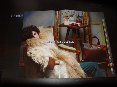 FENDI 2 pagine STAMPA ANNUNCIO autunno 2011 ANJA RUBIK Karl Lagerfeld DONNA IN PELLICCIA CAPPOTTO