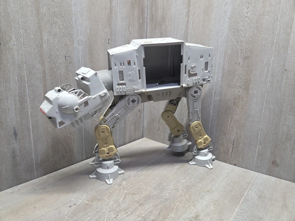 Juguete de colección AT-AT Star Wars como faltan piezas. Foto 1 de 4