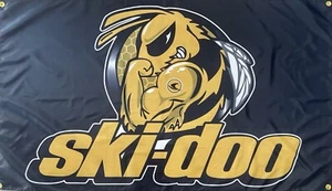 SKI DOO BRP BUMBLE BEE FLEXING SNOWMOBILE BANNER DRAPEAU MAN CAVE GARAGE summit - Foto 1 di 1