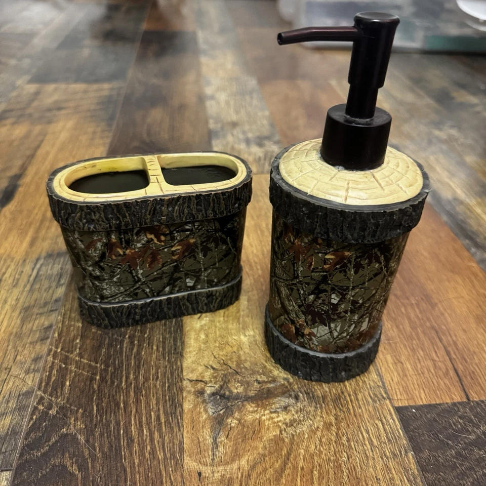 Dispensador de jabón y soporte para cepillo de dientes Mainstays Camo Foto 1 de 4