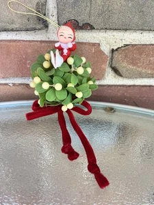 Vintage MCM Weihnachten Mistelzweig küssende Kugel Filz Pixie Elfe hängende Ornament - Bild 1 von 5