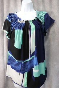 Style & Co Damenbluse mehrfarbig Allover-Druck Plissee am Ausschnitt Größe Medium - Bild 1 von 3