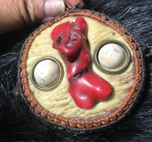 AMULETO TAILANDÉS TALISMÁN ROJO ARTESANÍAS SURIYAN FETICHE COLGANTE HECHO A MANO MAGIA LEKLAI - Imagen 1 de 12