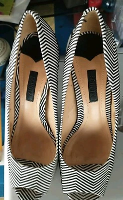 Zapatos Schutz Talla 7.5B Negro + Blanco Cuero Cebra Punta abierta Zapatos de salón Tacones Usados en Excelente Condición Foto 1 de 4