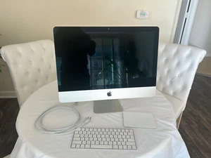 Late 2015 Apple iMac 21.5 with 4k Retina Display with Magic Trackpad - Picture 1 of 6