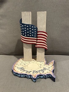Jim Shore Heartwood Creek Never Forget 9/11 USA Flagge Memorial Kerzenhalter - Bild 1 von 7