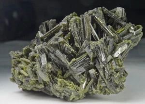 710 Karat NATÜRLICHE Epidot Kristalle Cluster Mineral aus Pakistan, (R-184) - Bild 1 von 14