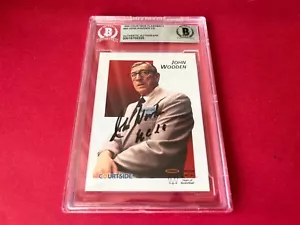 Carta flashback John Wooden HOF UCLA 1992 Courtside firmata auto Beckett BAS - Foto 1 di 2