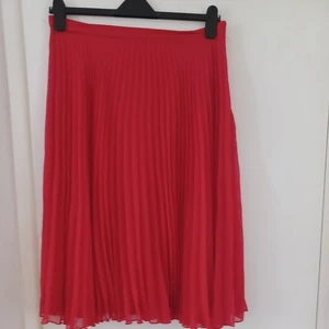 Oasis Red Pleated Chiffon Lined Knee Length Skirt Size 16 - Picture 1 of 4