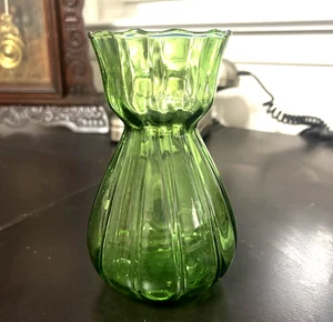 Green Ribbed Glass Flower Vase 6.5" Ruffle Top Vintage Style Home Decor - Picture 1 of 3