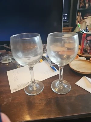 LIBBY 2 COPA DE TALLO DE VINO TINTO TRANSPARENTE 7 1/4" T × 2 3/4" CON 8 OZ EN PESO CADA UNA  Foto 1 de 4