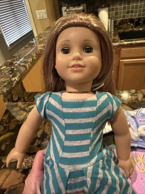 美国女孩麦肯纳娃娃 2012 年带原装 Meet Outfit GOTY 带书,拐杖 — 第 1/4 张图片