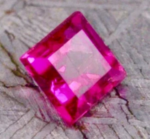 Preisgekrönter auffälliger roter Beryll Bixbite Kristall natürlicher Edelstein roher Smaragd Exemplar!!! - Bild 1 von 13