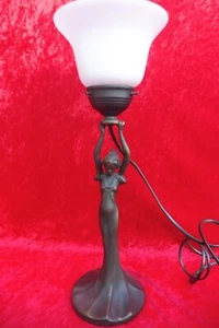 Schöne Figurenlampe, Tischlampe , Bronze -Fuß : Dame im Kleid , Glasschirm - Bild 1 von 6