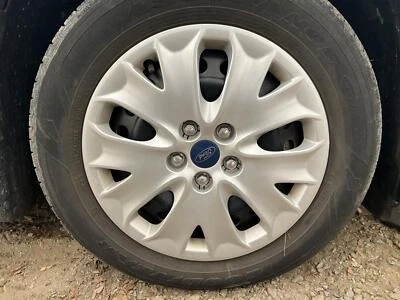 Cubierta de rueda usada se adapta a: Ford Fusion 2020 16`` 10 radios 5 radios V grado A Foto 1 de 4